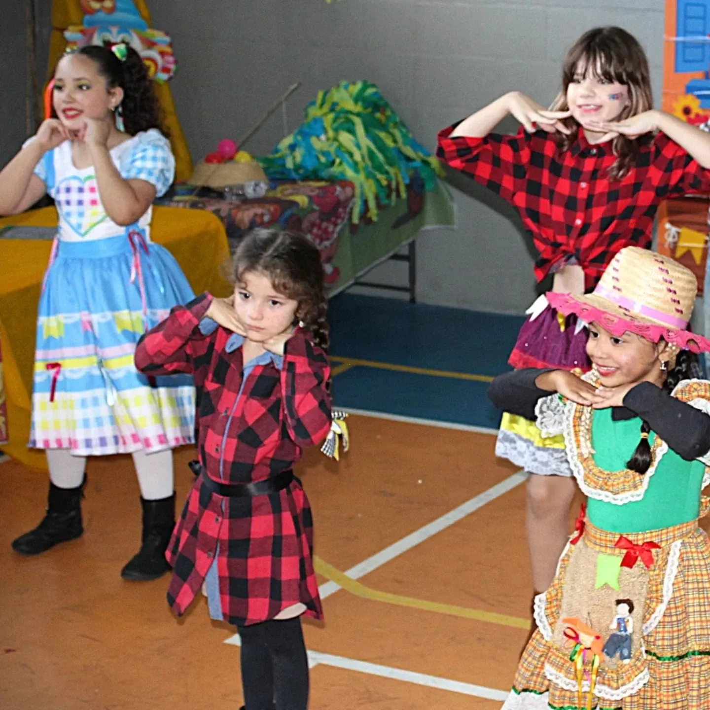 Crianças dançam na festa junina da escola