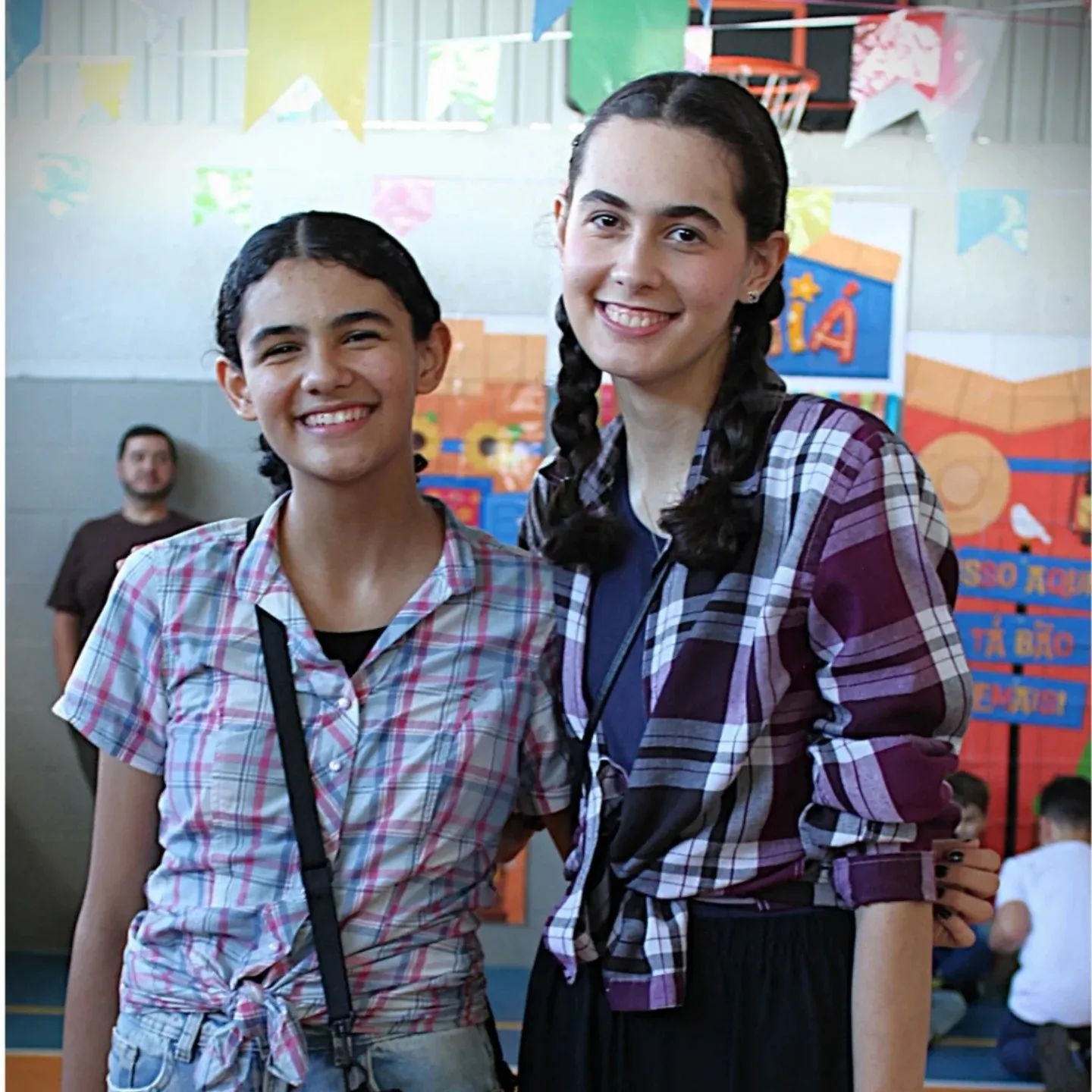 Duas alunas com roupa de festa junina na escola